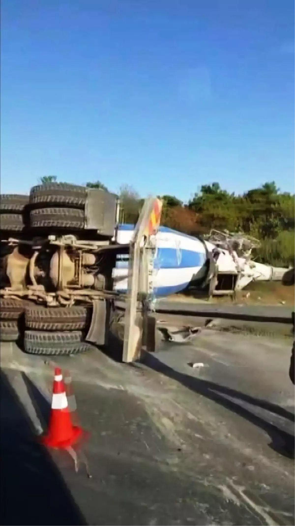 Antalya’da Beton Mikseri Devrildi