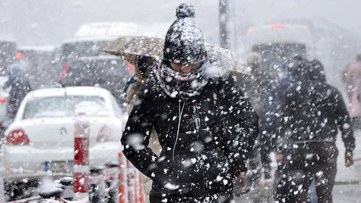 Kar yağışı İstanbul’un kapısına dayandı! Meteoroloji’den uyarılar peş peşe geldi, bu ilçelere dikkat